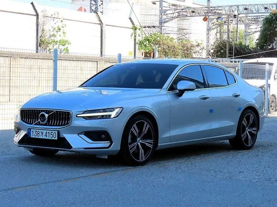 Volvo S60 — фото 1