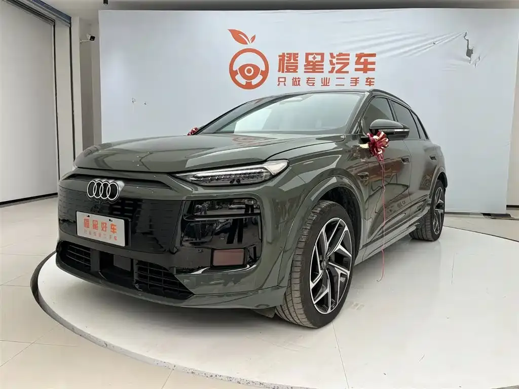 Audi Q6L e-tron — фото 1