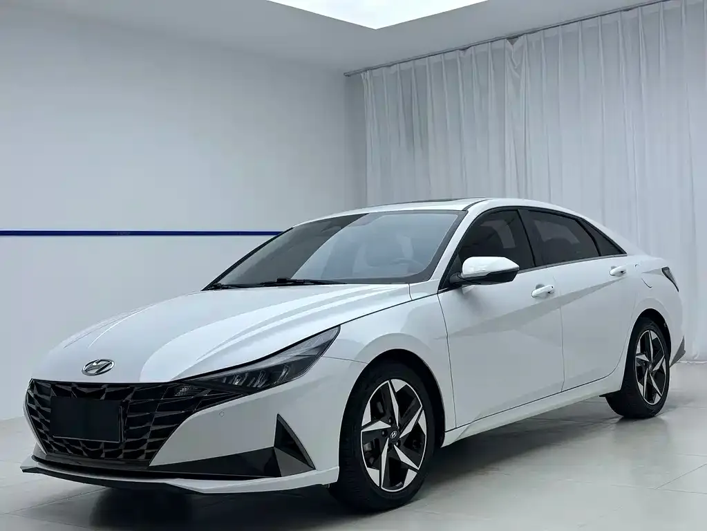 Hyundai Elantra — фото 1