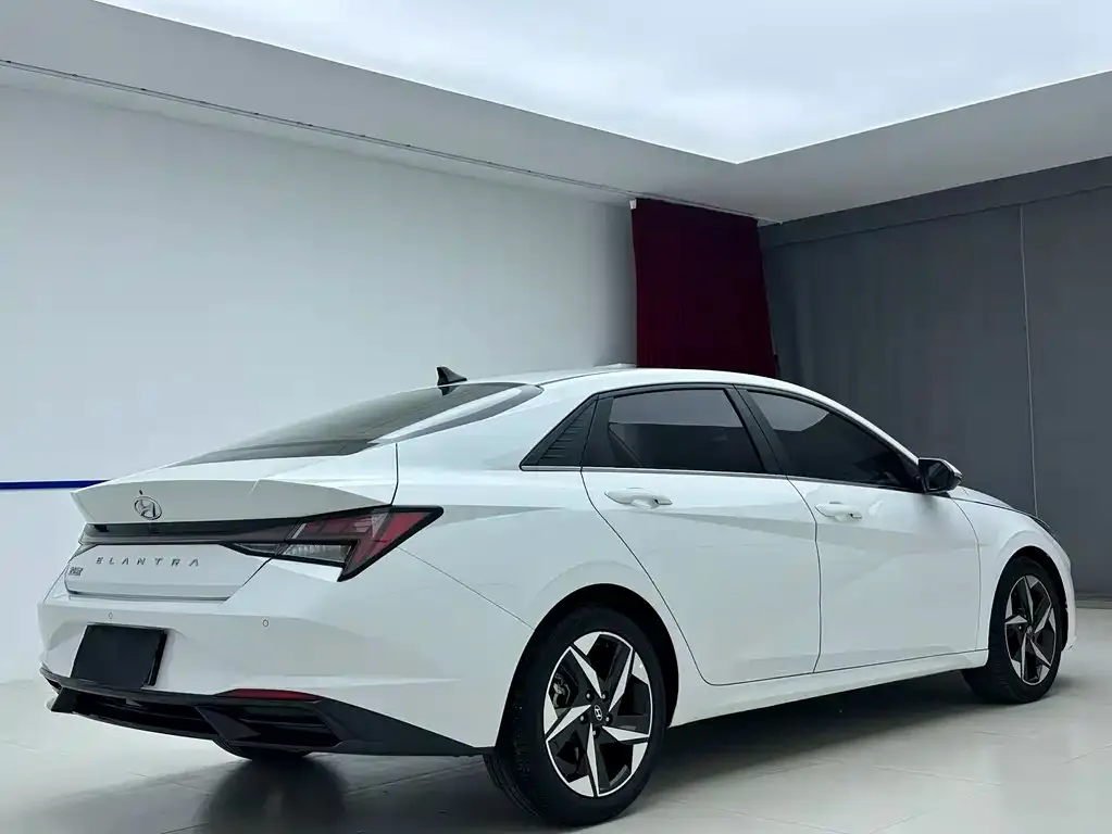 Hyundai Elantra — фото 8