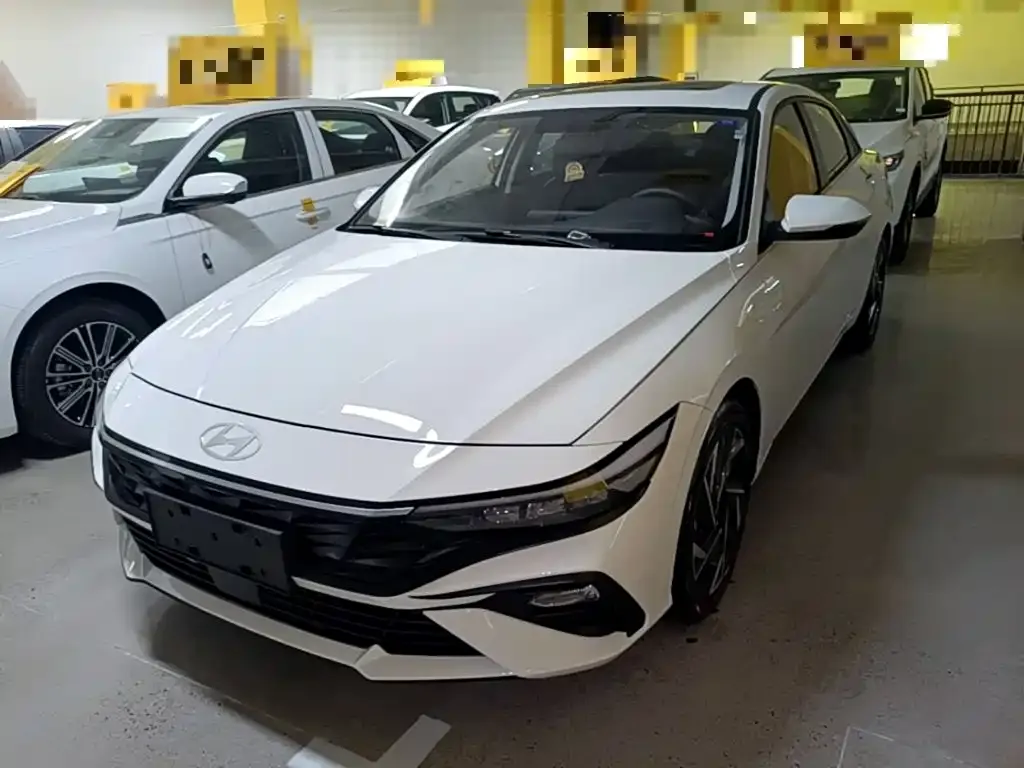 Hyundai Elantra — фото 1