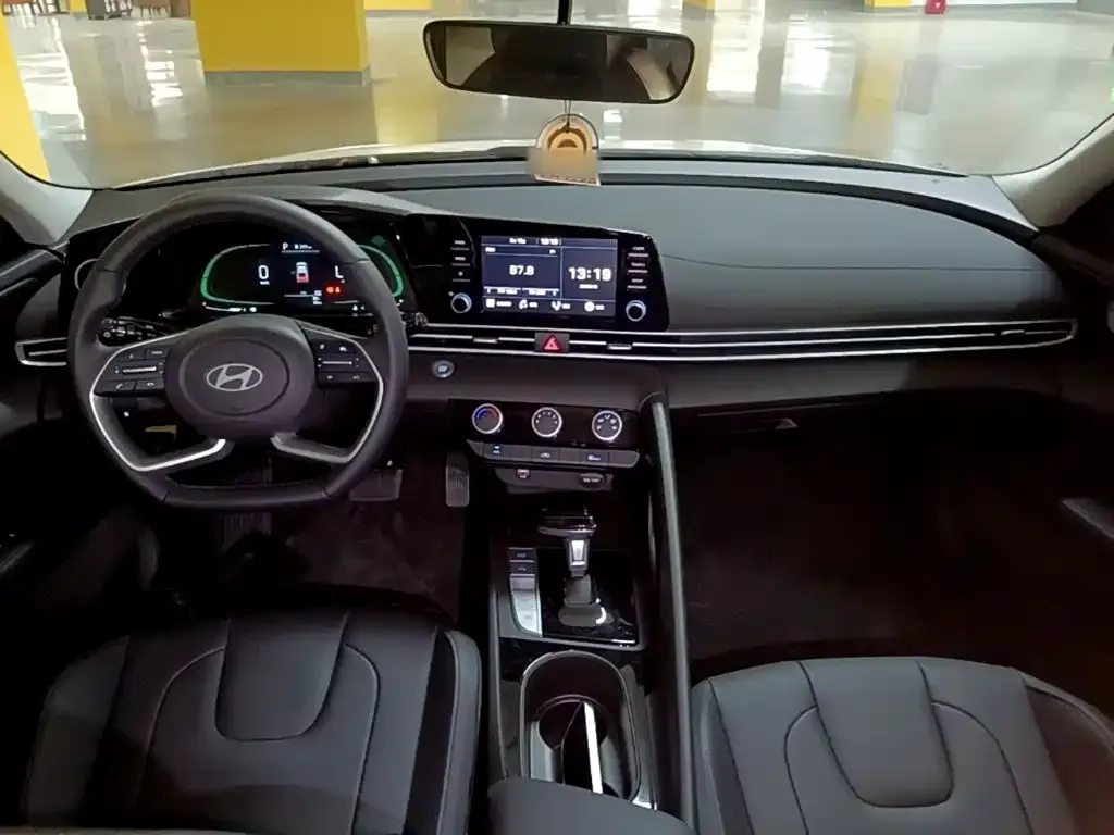 Hyundai Elantra — фото 2