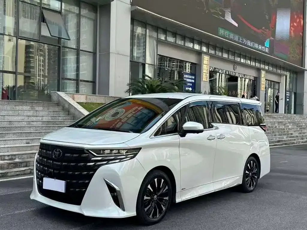 Toyota Alphard — фото 1