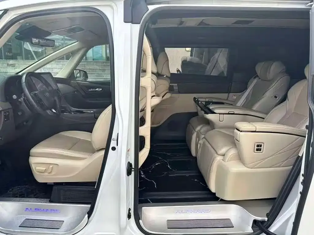 Toyota Alphard — фото 2