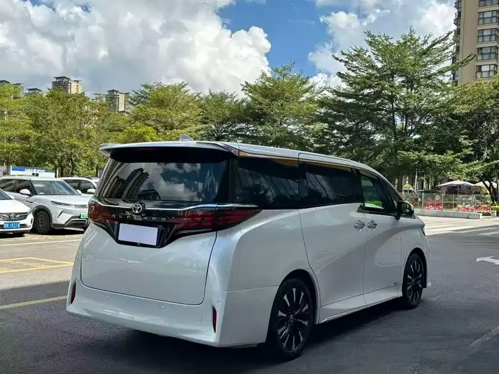 Toyota Alphard — фото 9