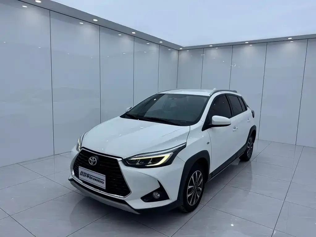 Toyota Yaris L — фото 1