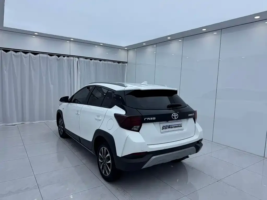 Toyota Yaris L — фото 3