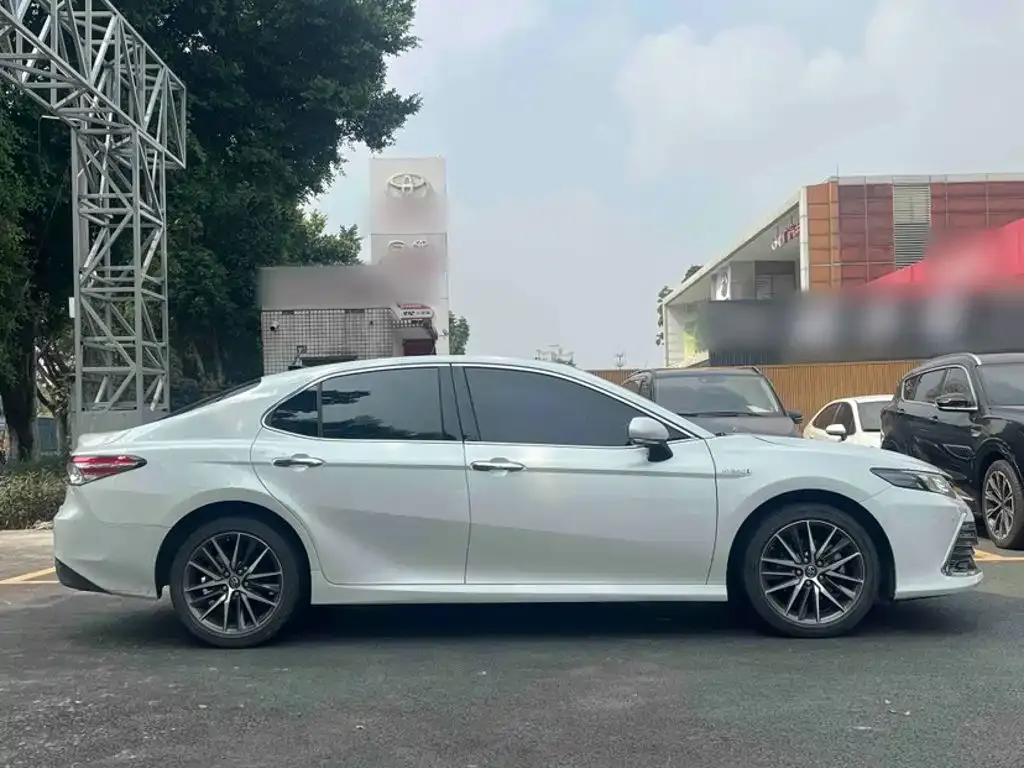 Toyota Camry — фото 2
