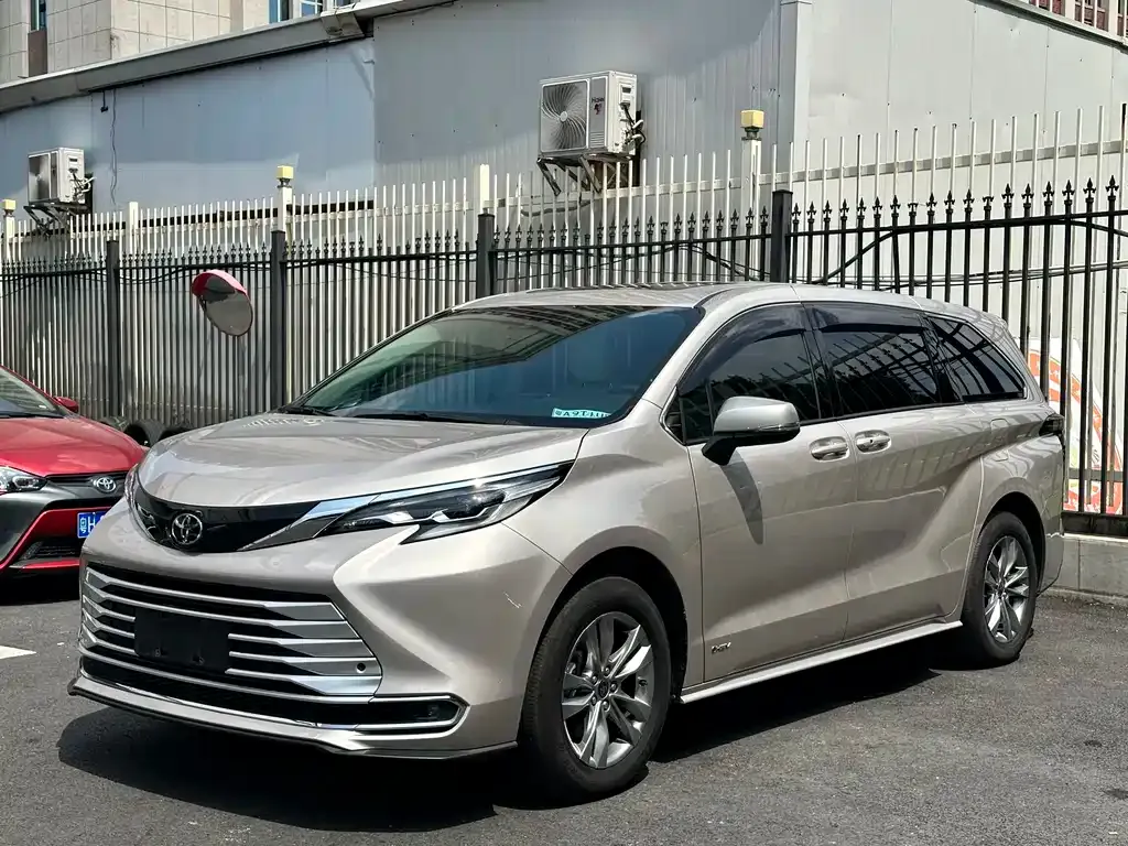 Toyota Sienna — фото 1