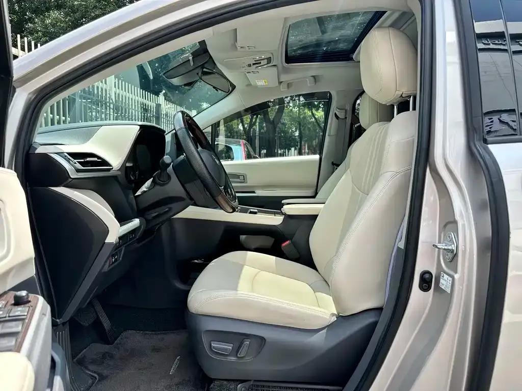 Toyota Sienna — фото 3