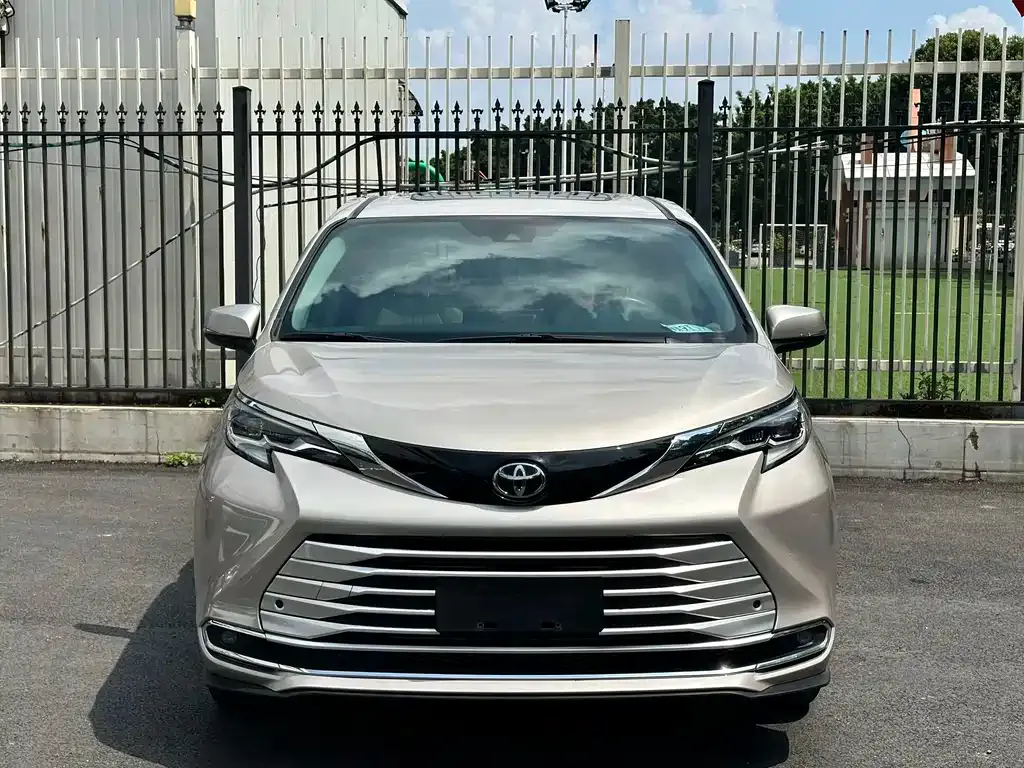 Toyota Sienna — фото 9