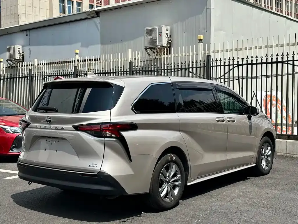Toyota Sienna — фото 10