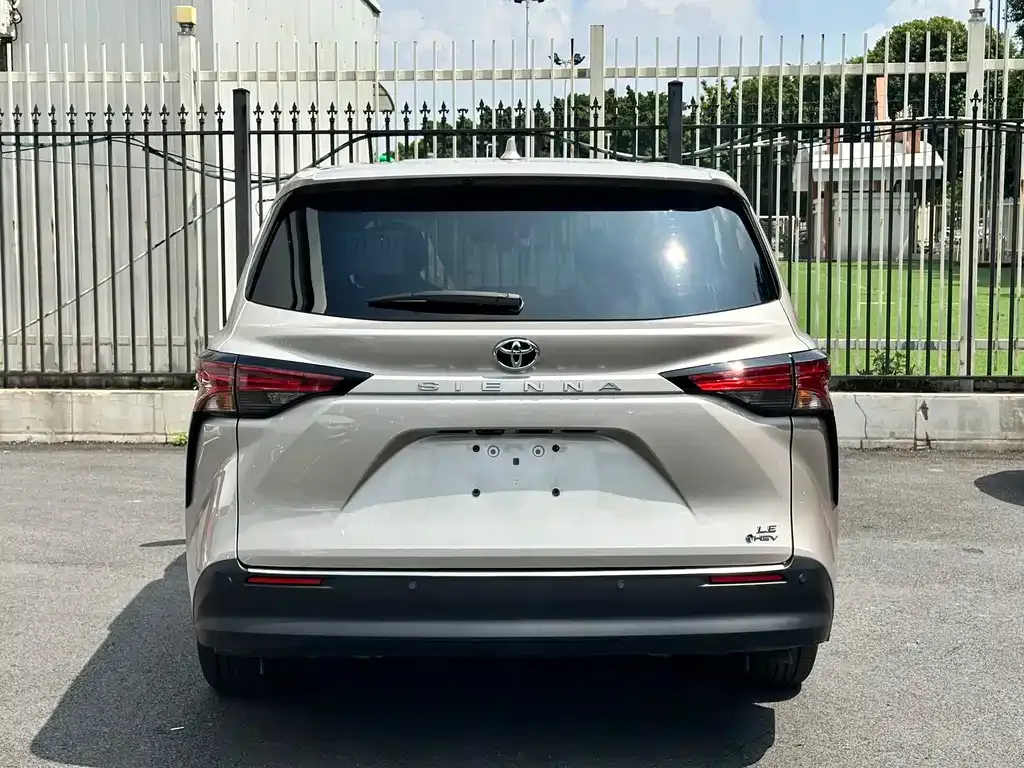 Toyota Sienna — фото 7