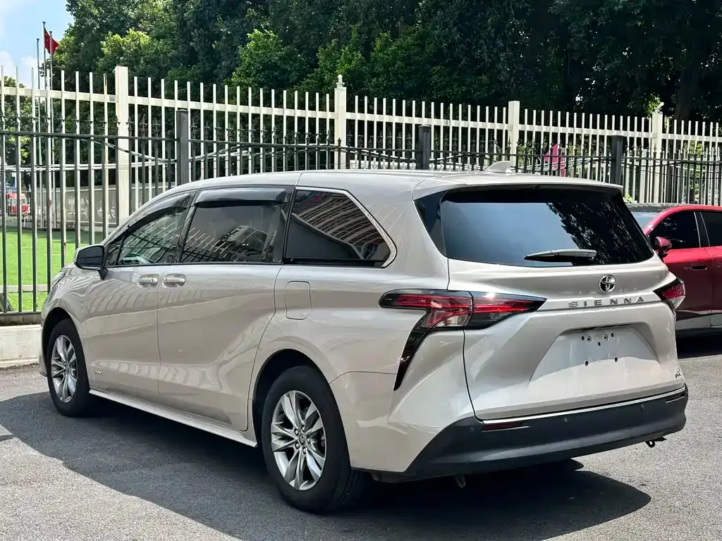 Toyota Sienna — фото 5