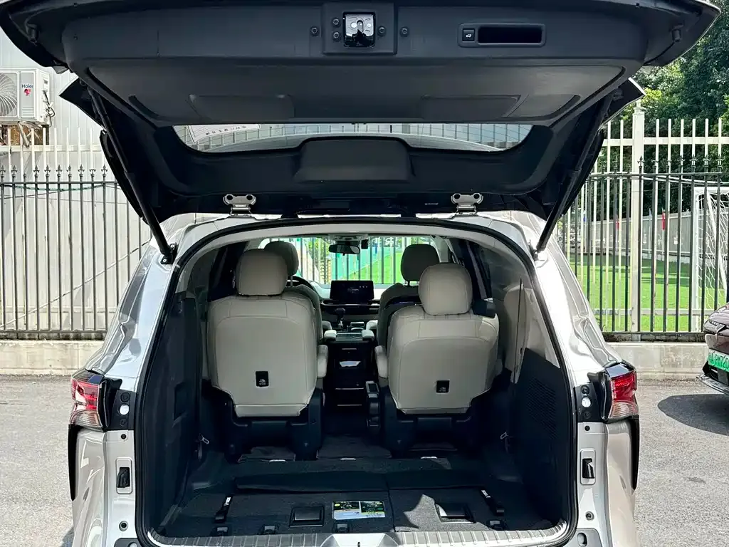 Toyota Sienna — фото 6