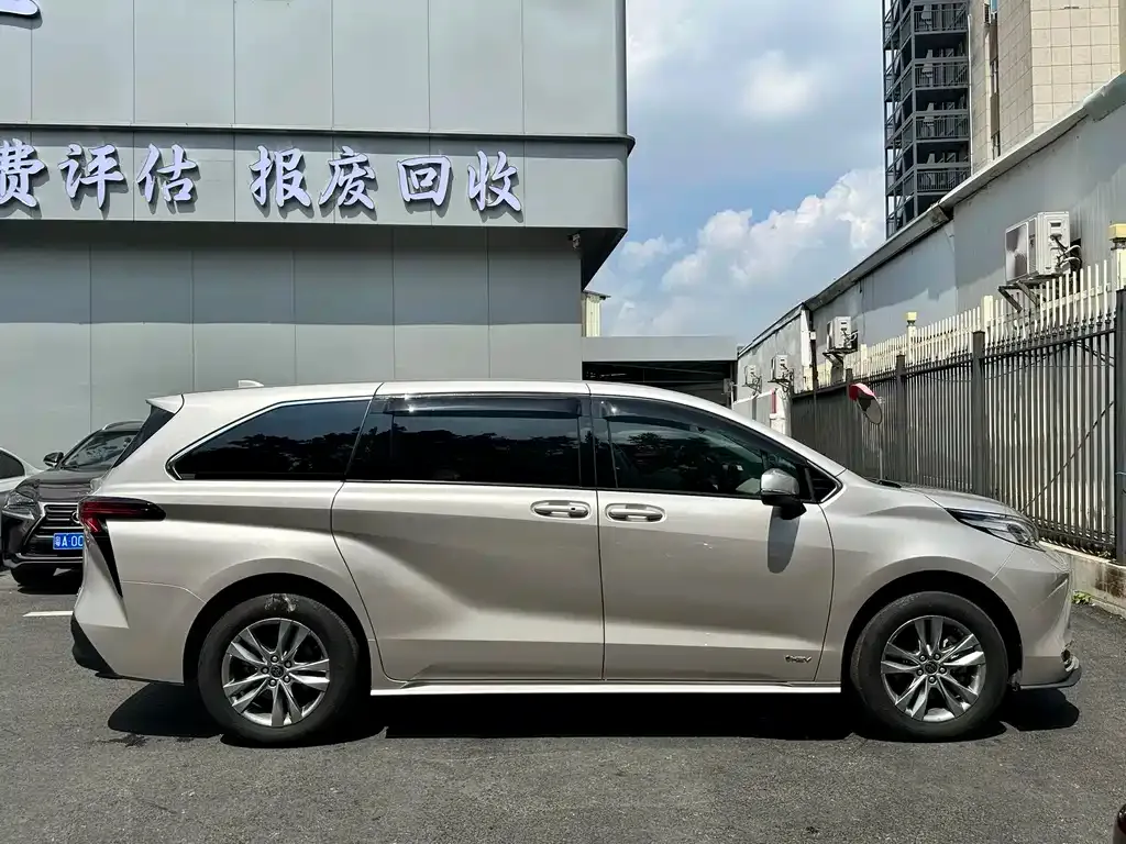 Toyota Sienna — фото 2