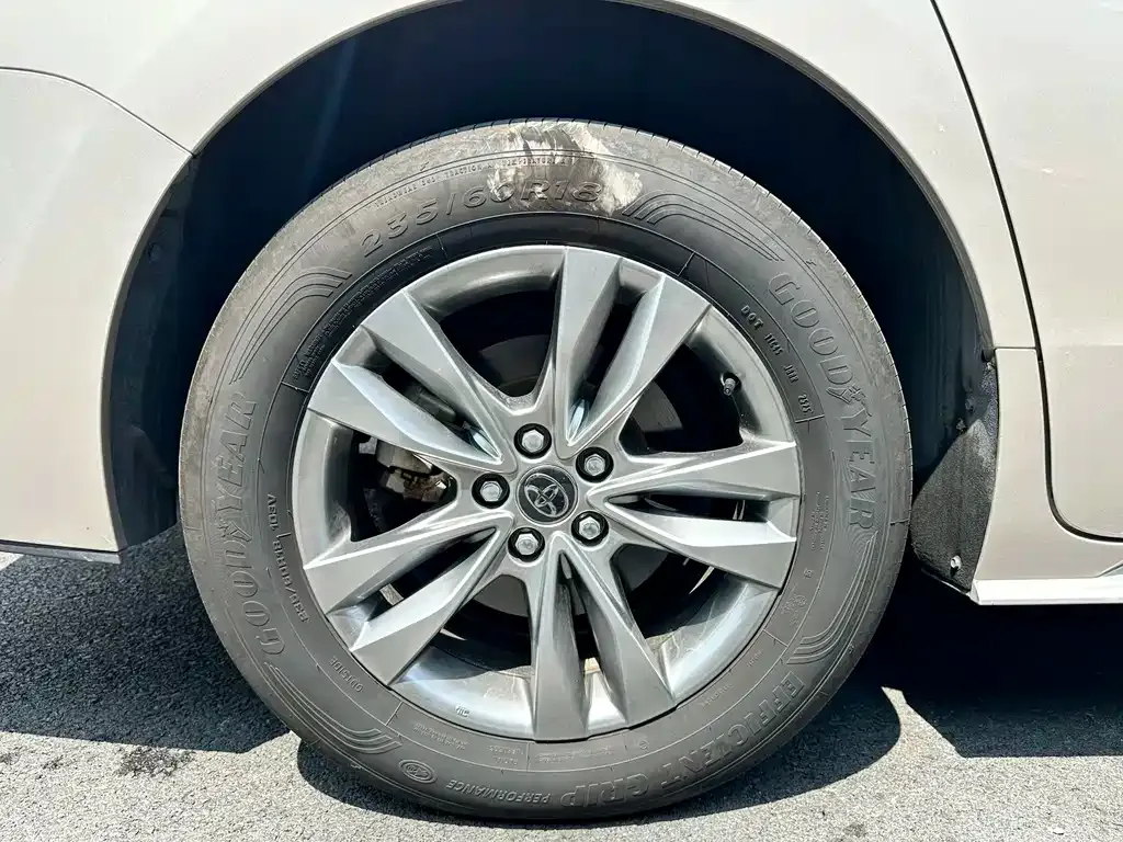 Toyota Sienna — фото 8