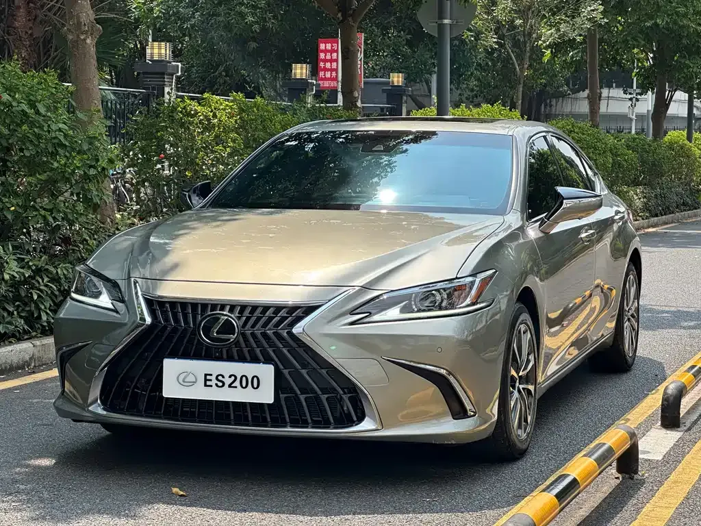 Lexus ES — фото 1