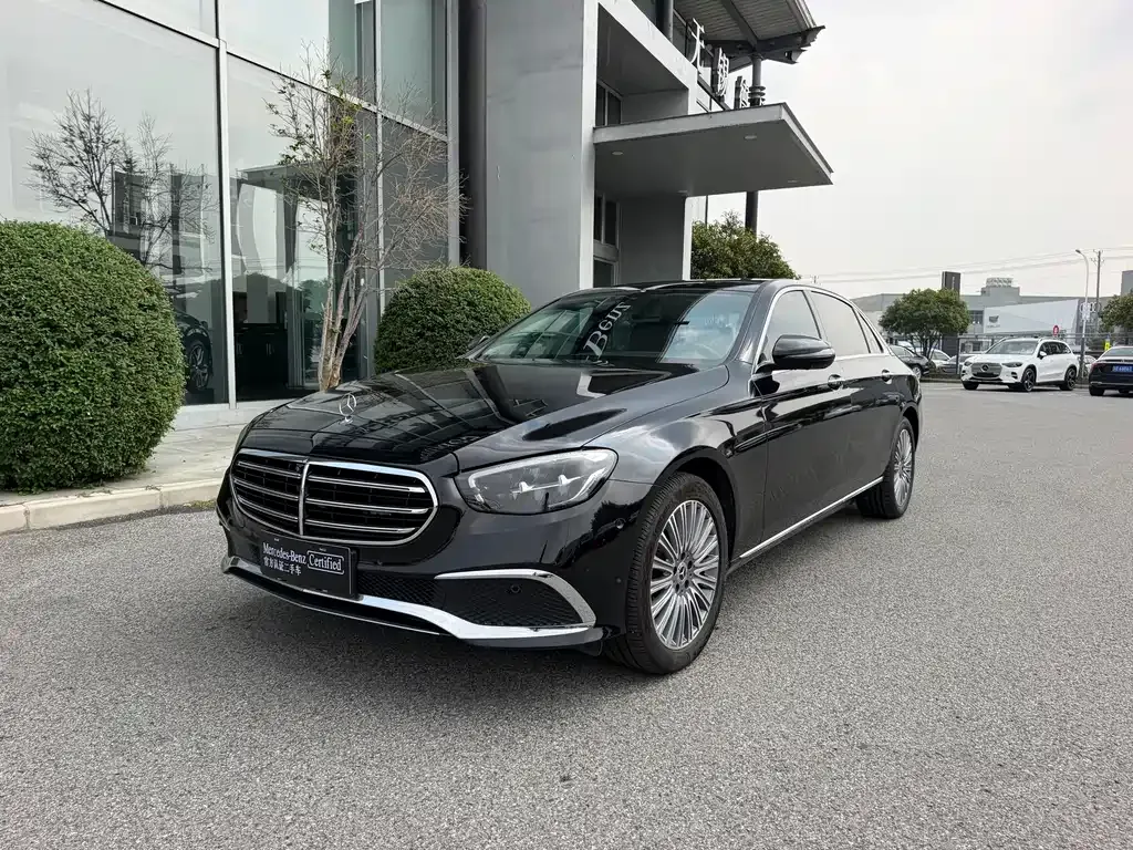 Mercedes-Benz E-Class — фото 1