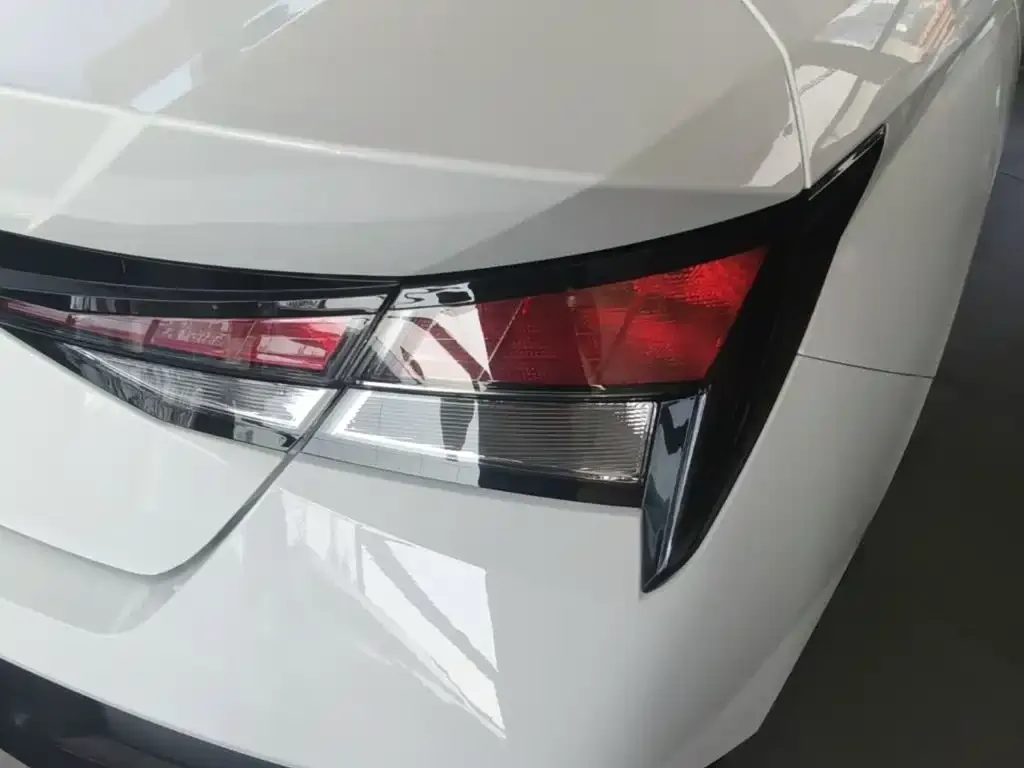 Hyundai Elantra — фото 5