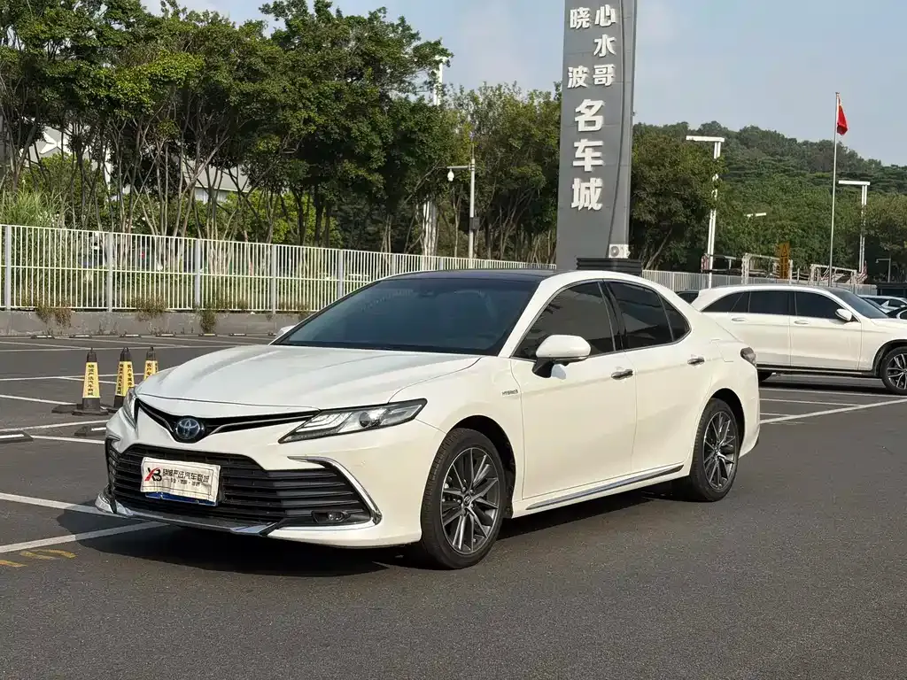 Toyota Camry — фото 1