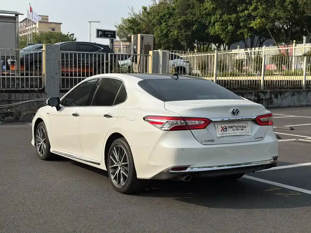 Toyota Camry — фото 10