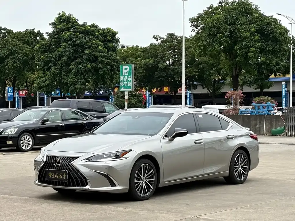 Lexus ES — фото 1