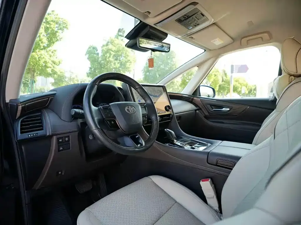 Toyota Alphard — фото 4