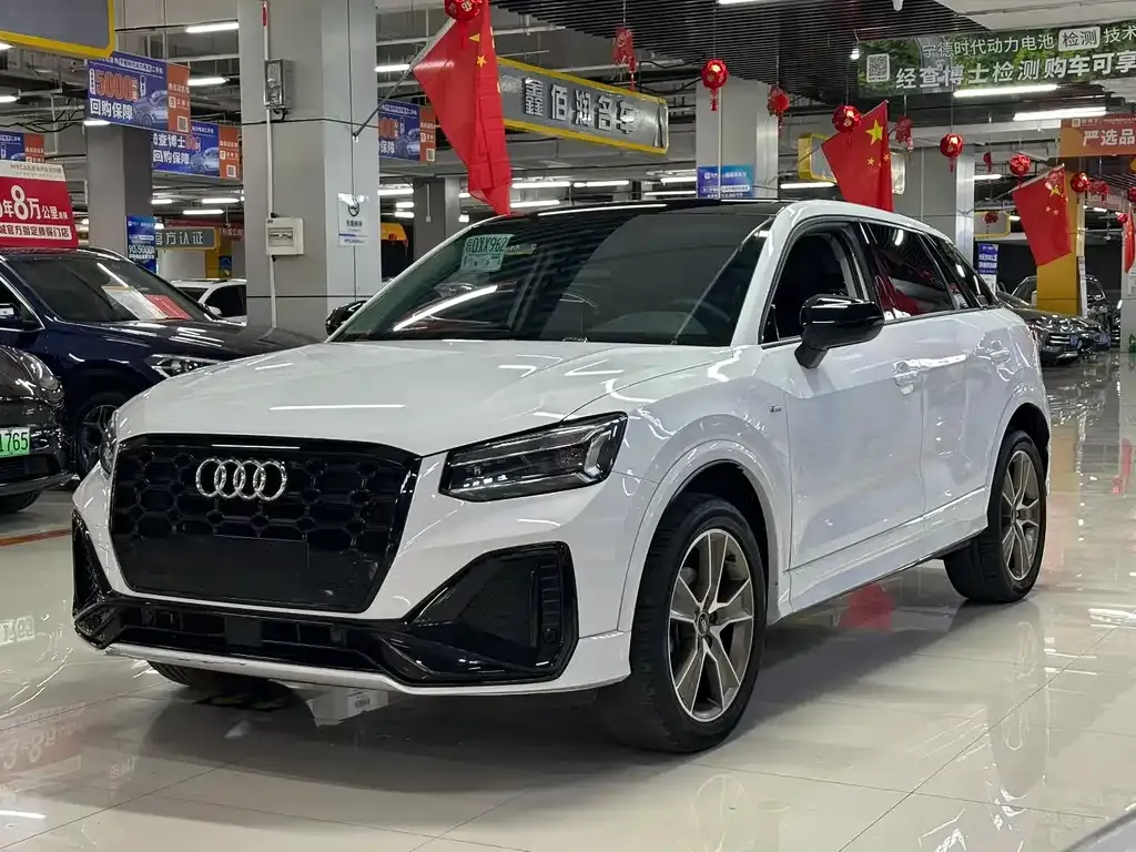Audi Q2L — фото 1