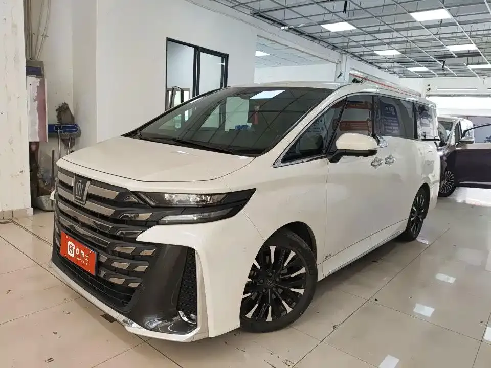 Toyota Vellfire — фото 1