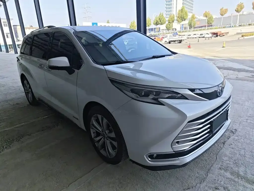 Toyota Sienna — фото 6
