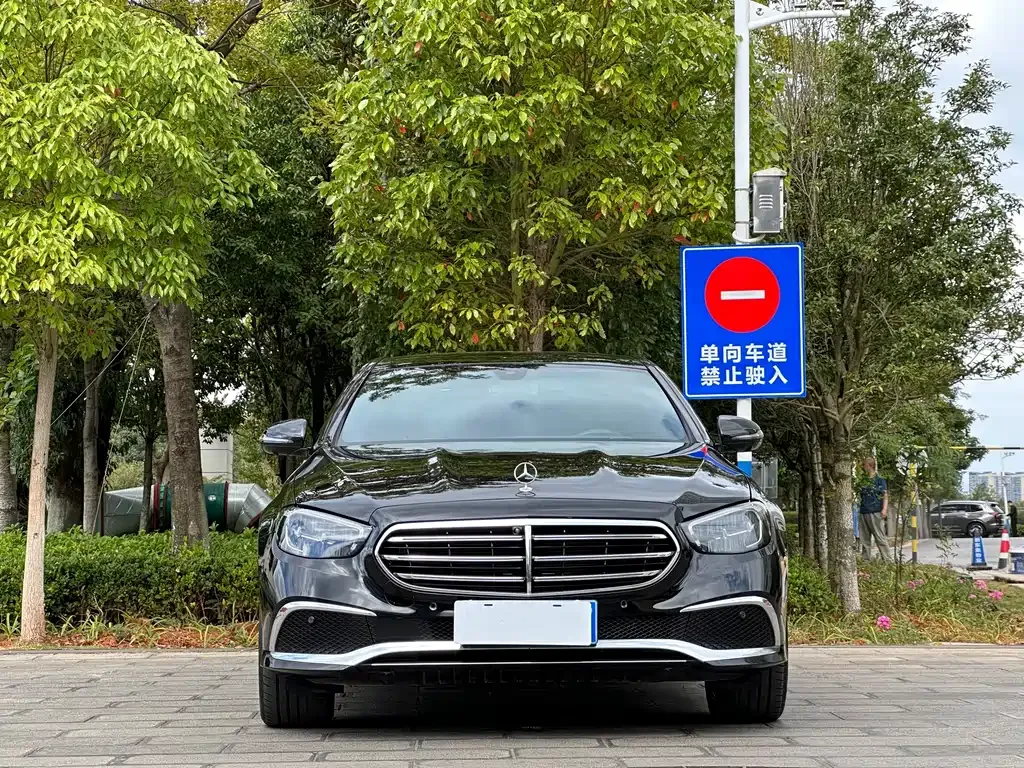 Mercedes-Benz E-Class — фото 1