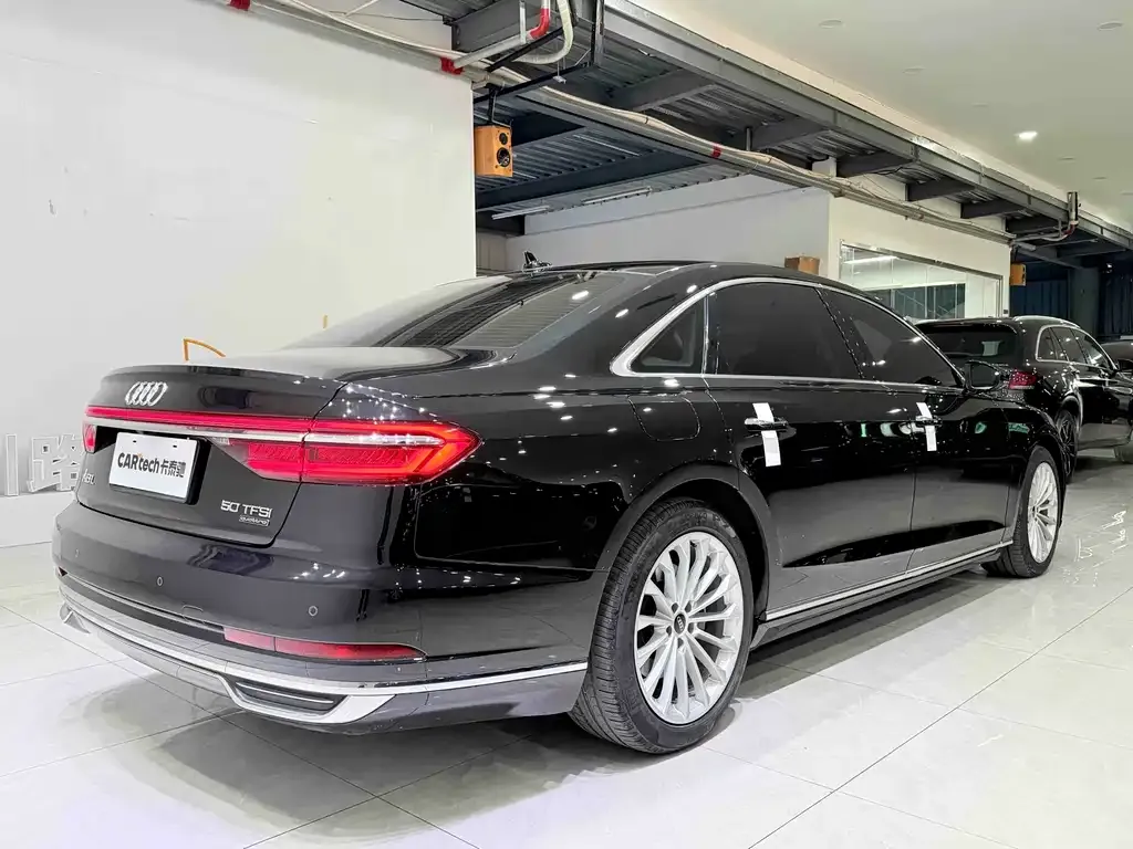 Audi A8 — фото 7