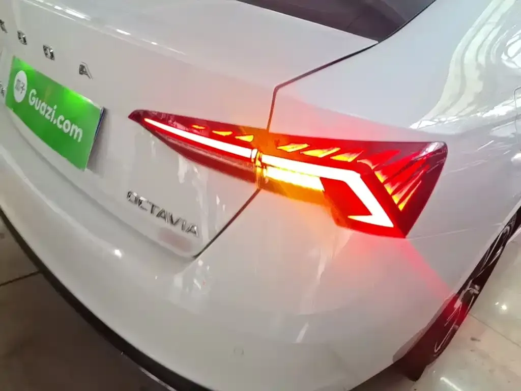 Skoda Octavia — фото 2