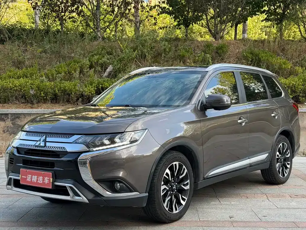 Mitsubishi Outlander — фото 1