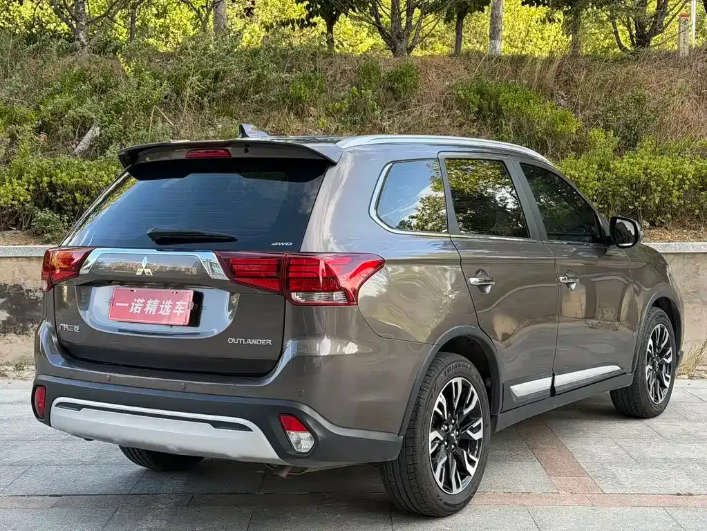 Mitsubishi Outlander — фото 10
