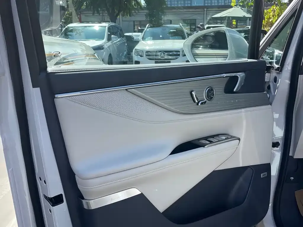 Buick GL8 Hybrid — фото 3