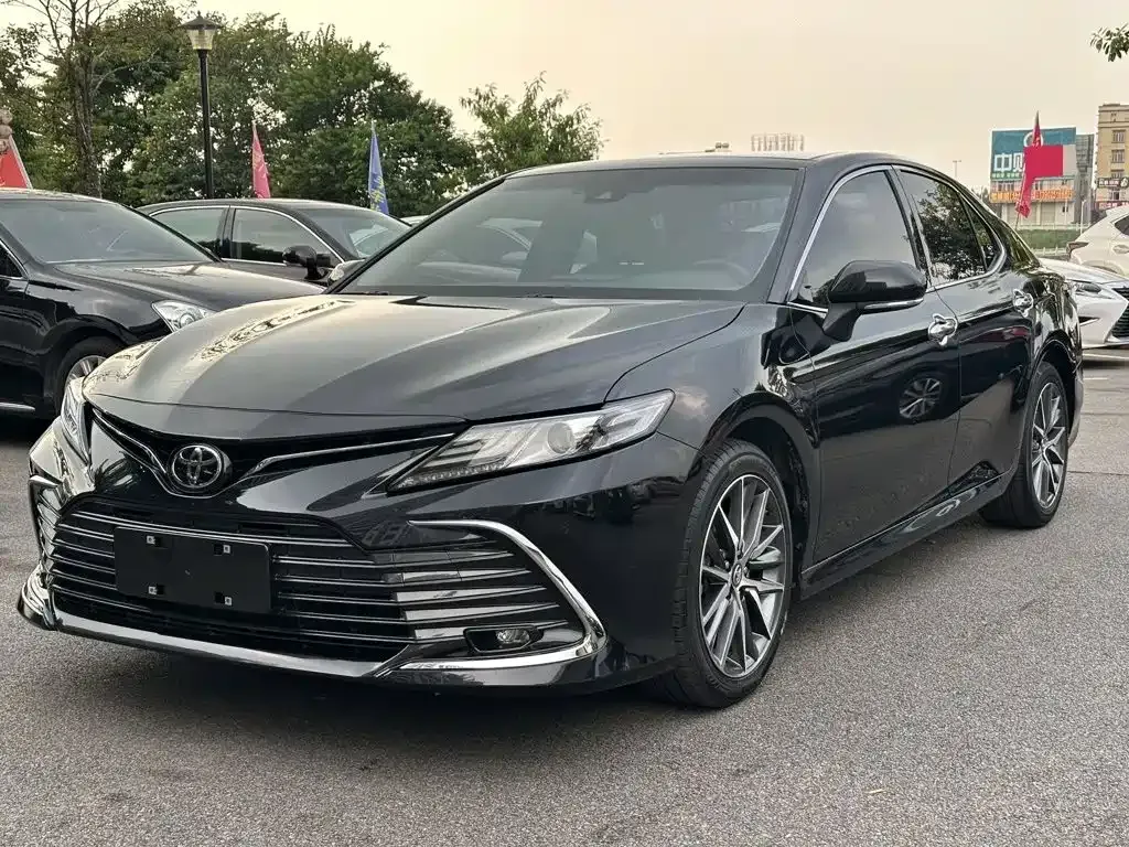 Toyota Camry — фото 1