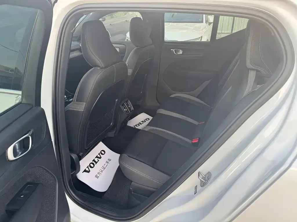 Volvo XC40 — фото 10