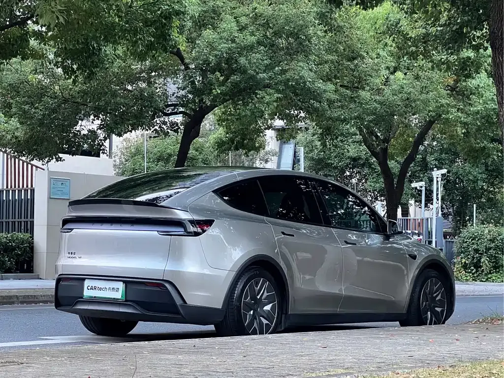 Tesla Model Y L — фото 5