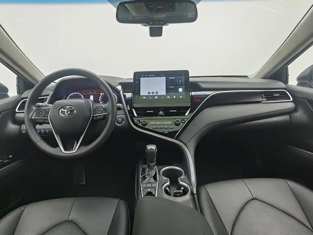 Toyota Camry — фото 2