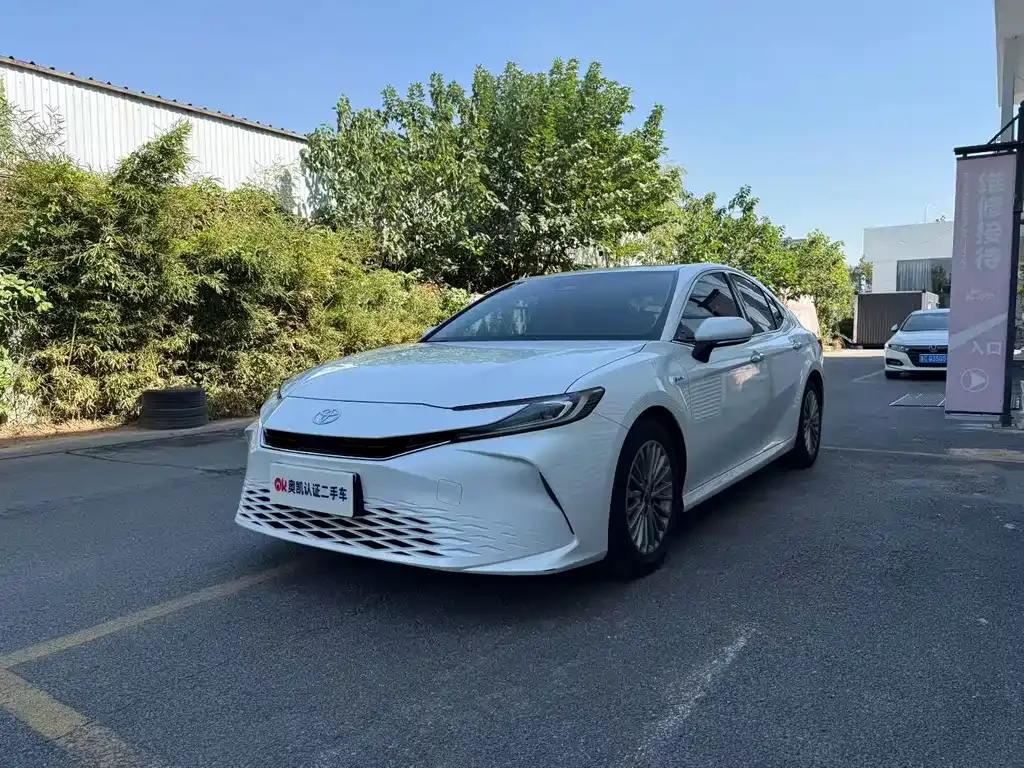 Toyota Camry — фото 1