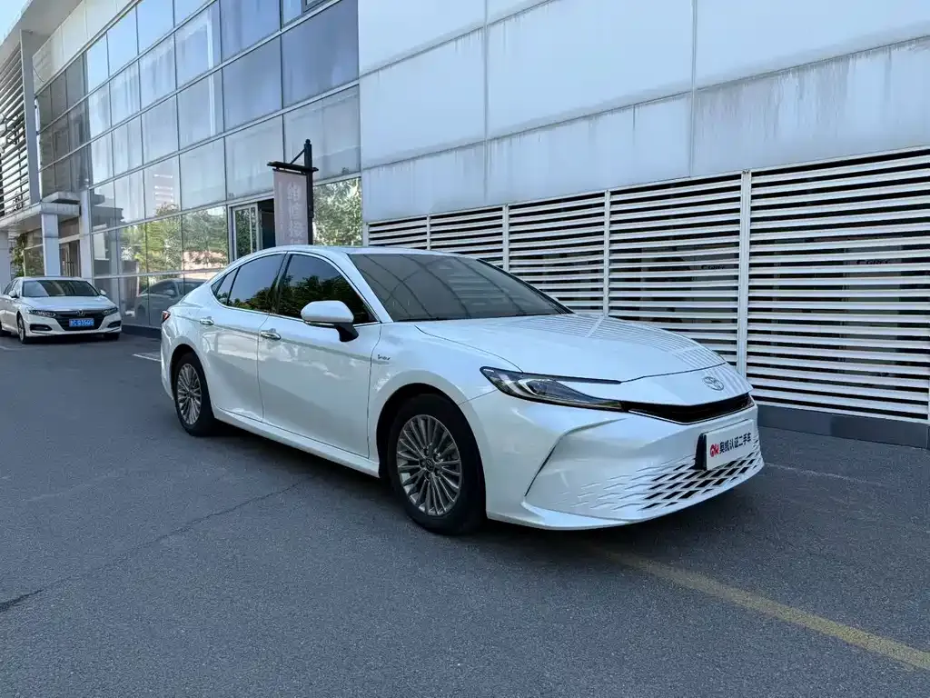 Toyota Camry — фото 5