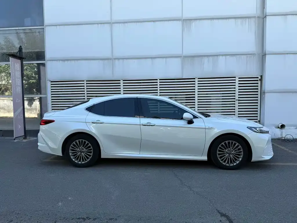 Toyota Camry — фото 3