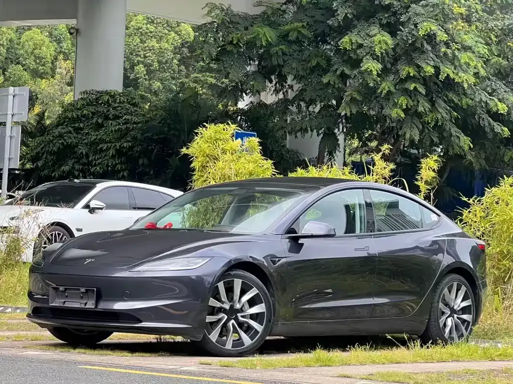 Tesla Model 3 — фото 1