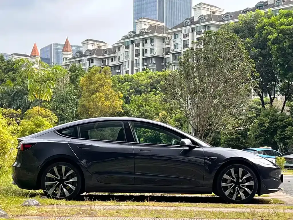 Tesla Model 3 — фото 9