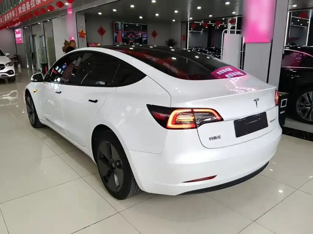 Tesla Model 3 — фото 2