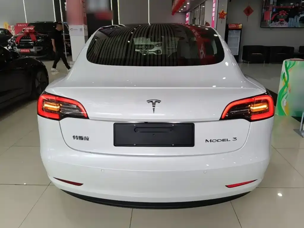 Tesla Model 3 — фото 8