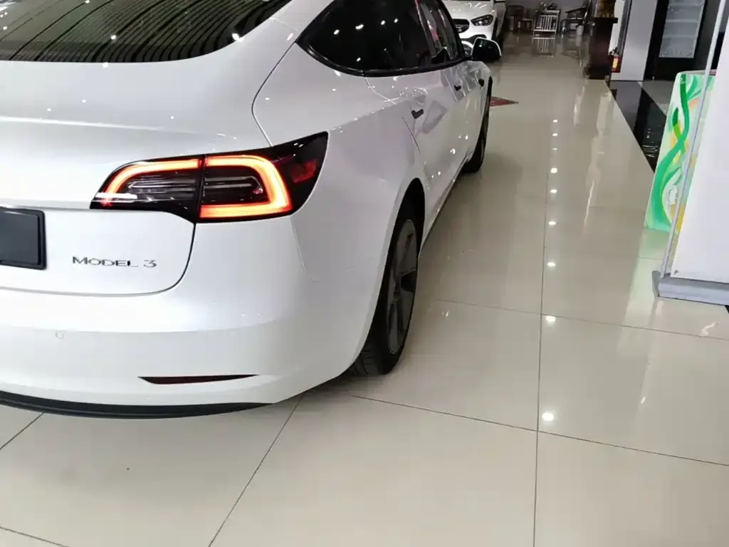 Tesla Model 3 — фото 7