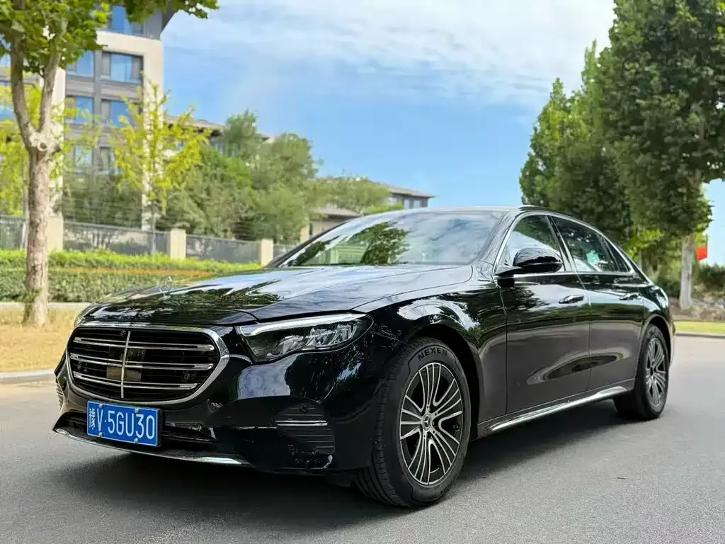 Mercedes-Benz E-Class — фото 1
